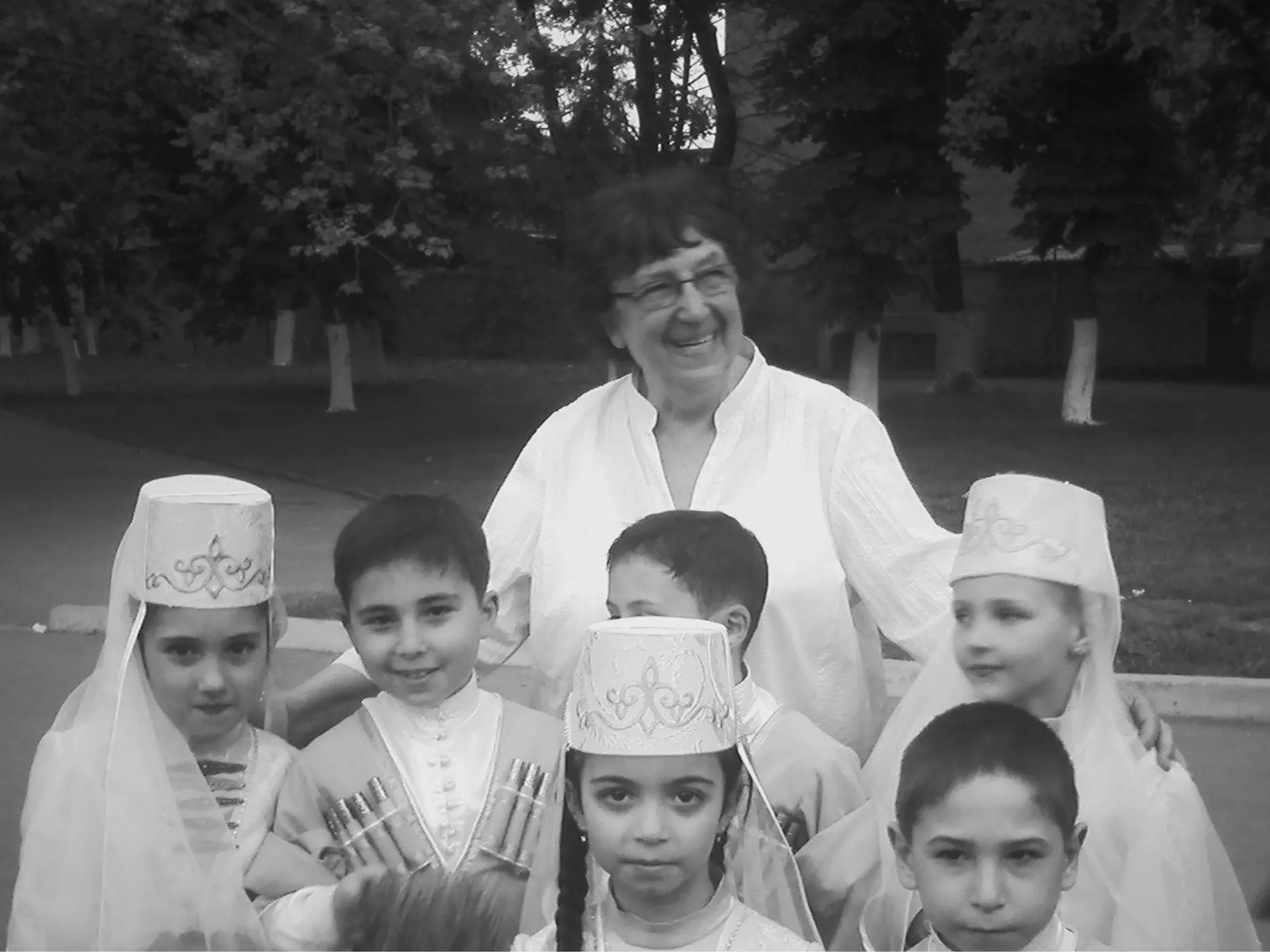 dr. Mikuš Kos s skupino šestih otrok v nošah